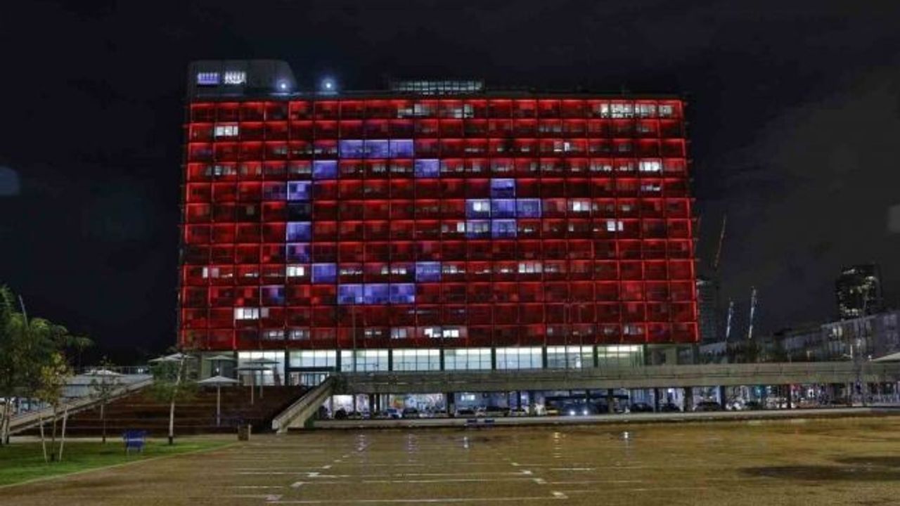 Tel Aviv’de belediye binasına Türk bayrağı silüeti yansıtıldı