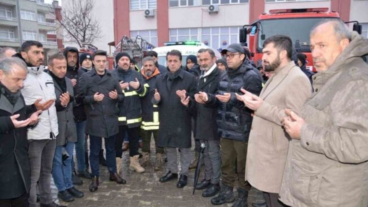 Türkeli’den 1 tır, 2 kamyon ve 9 arama kurtarma ekibi dualarla yola çıktı