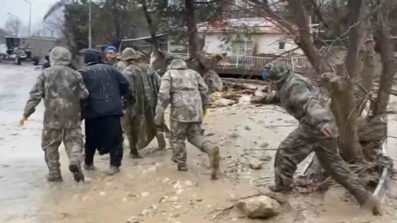 10’uncu Komando Tugayı selden etkilenen vatandaşların yardımına koştu