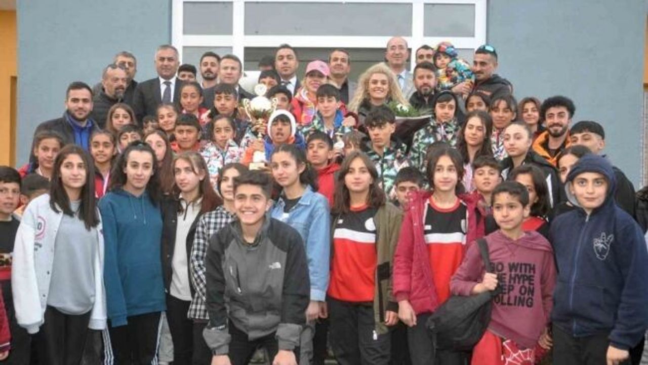 32 madalyayla dönen Yüksekovalı sporculara davul zurnalı karşılama
