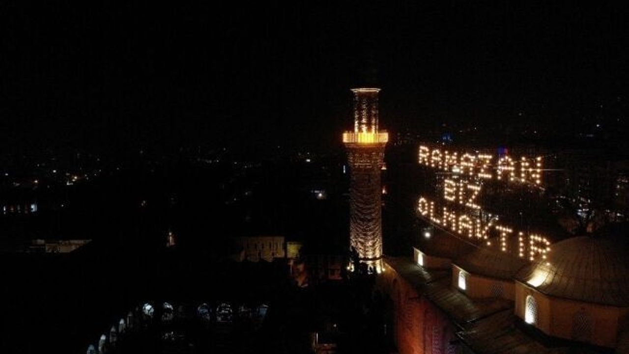 624 yıllık Ulu Cami’ye asılan Ramazan mahyası geceyi aydınlattı