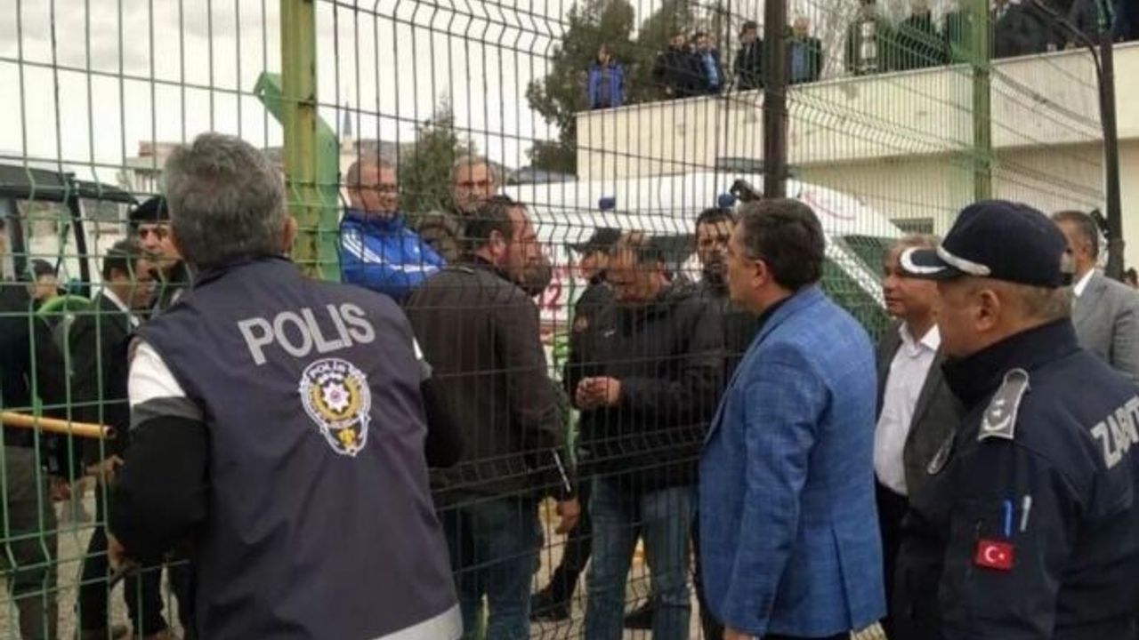 Amatör maçta sahaya inen Belediye Başkanı hakkında Emniyet ekiplerine ’Talimat’ iddiası