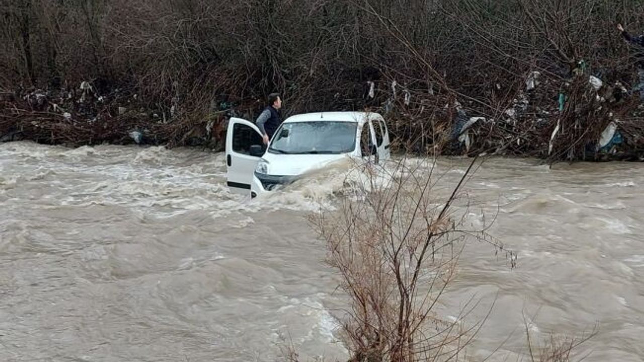 Araçları ile dereden geçmek isterken sele kapılan 3 kişi ölümden döndü