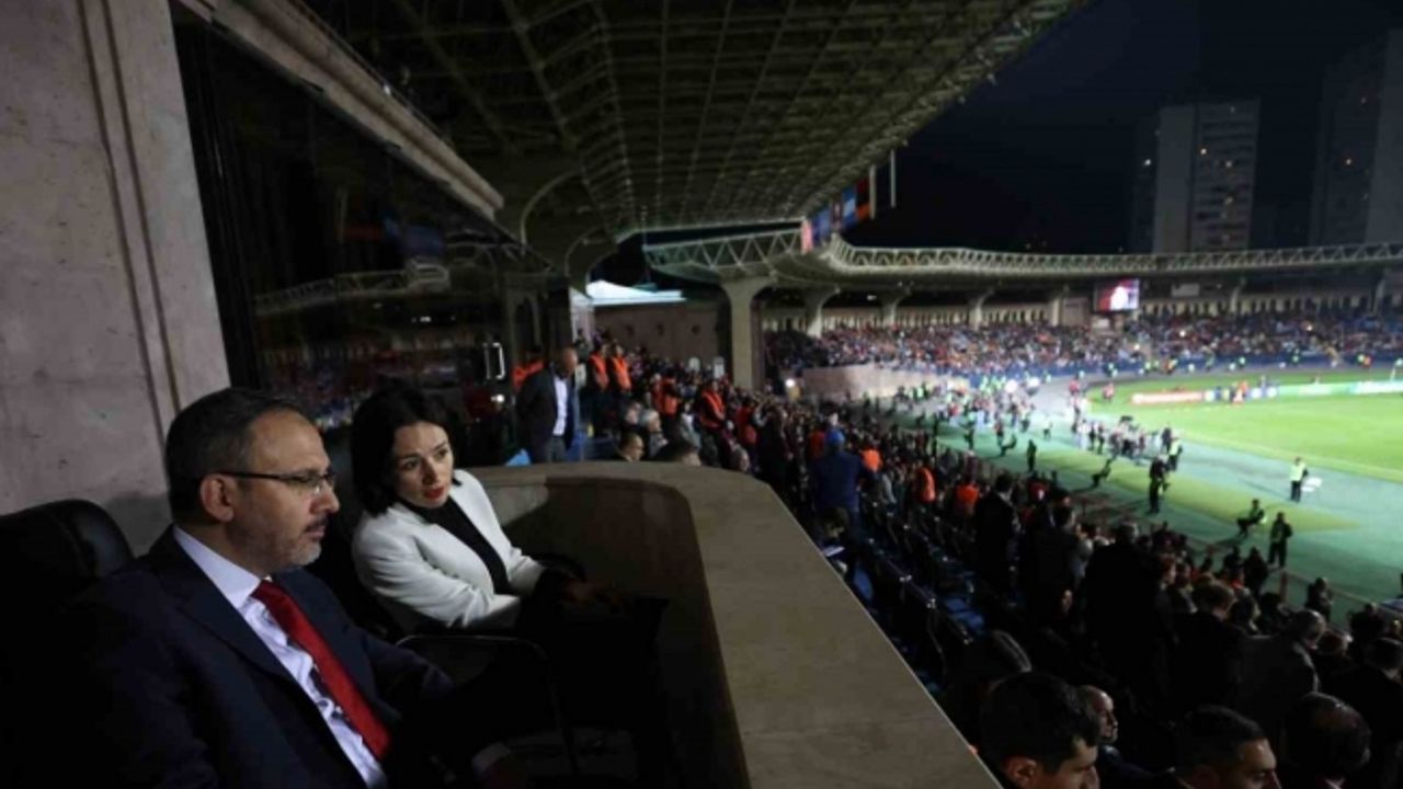 Bakan Kasapoğlu, Ermenistan - Türkiye maçını tribünden takip etti
