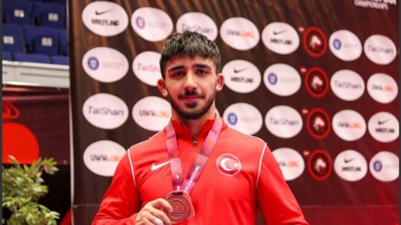 BARÜ’lü milli sporcu Emre Kural bronz madalya kazandı