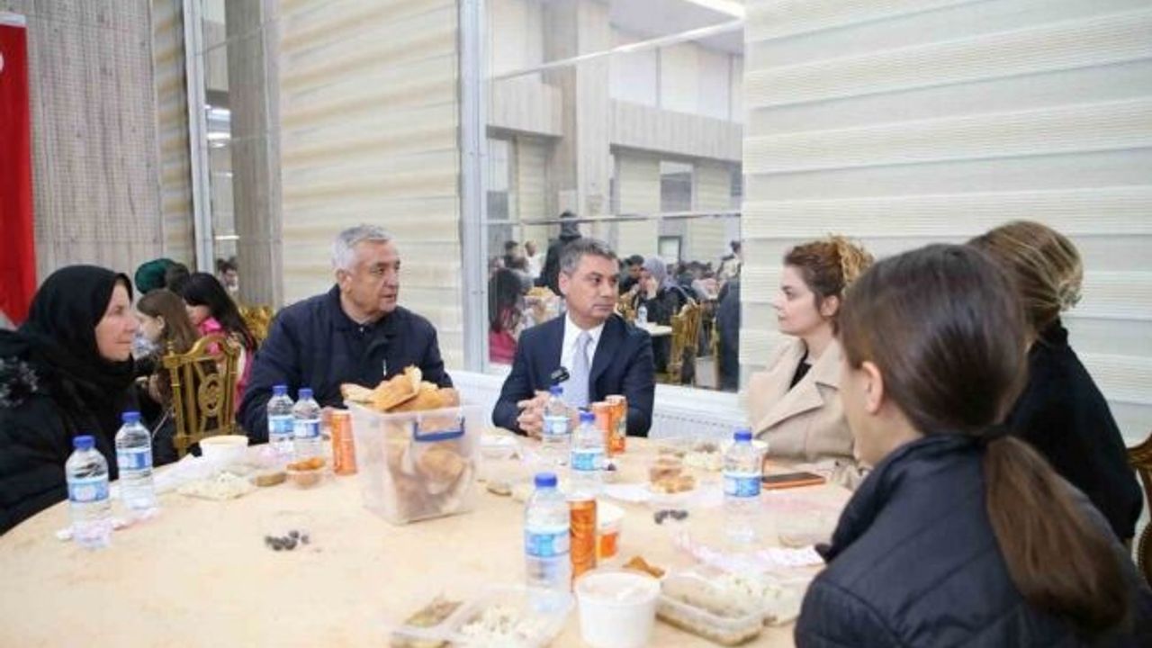 Başkan Şimşek kültür merkezindeki iftar sofralarıyla gölbaşılılarla bir arada