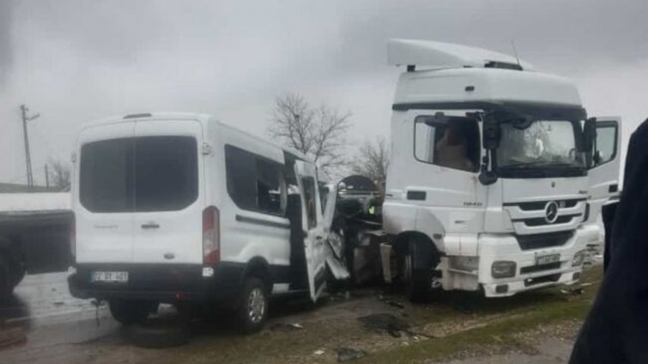 Batman’da minibüs ile tır çarpıştı: 1 ölü, 2 ağır yaralı