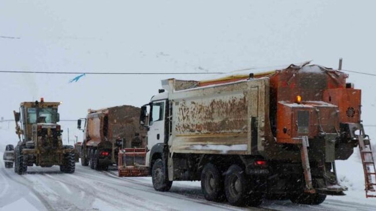 Bayburt ve Erzincan’ın yüksek kesimlerinde kar yağışı etkisi artırdı