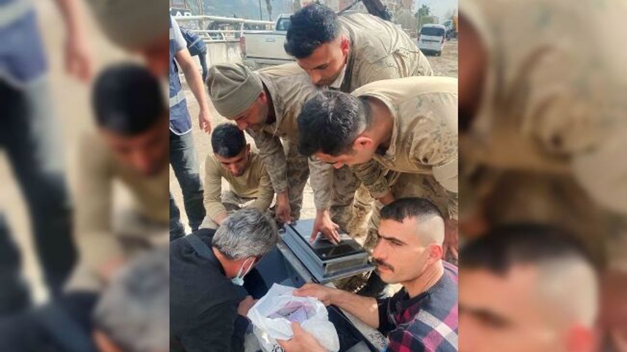 Bitlisli korucular deprem bölgesinde buldukları 1 kilo altını sahibine teslim etti