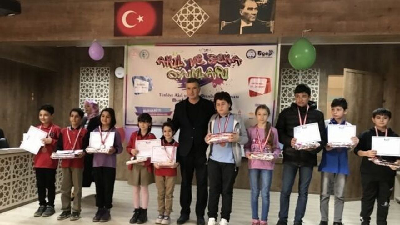 Burhaniye’de Akıl ve Zeka Oyunları Yarışması ödül töreni