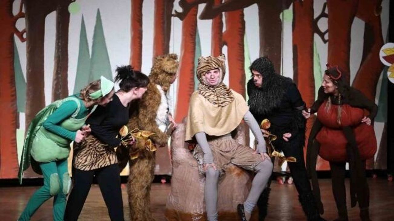 Çocuklar "La Fonten Orman Mahkemesinde" oyunu ile güldü