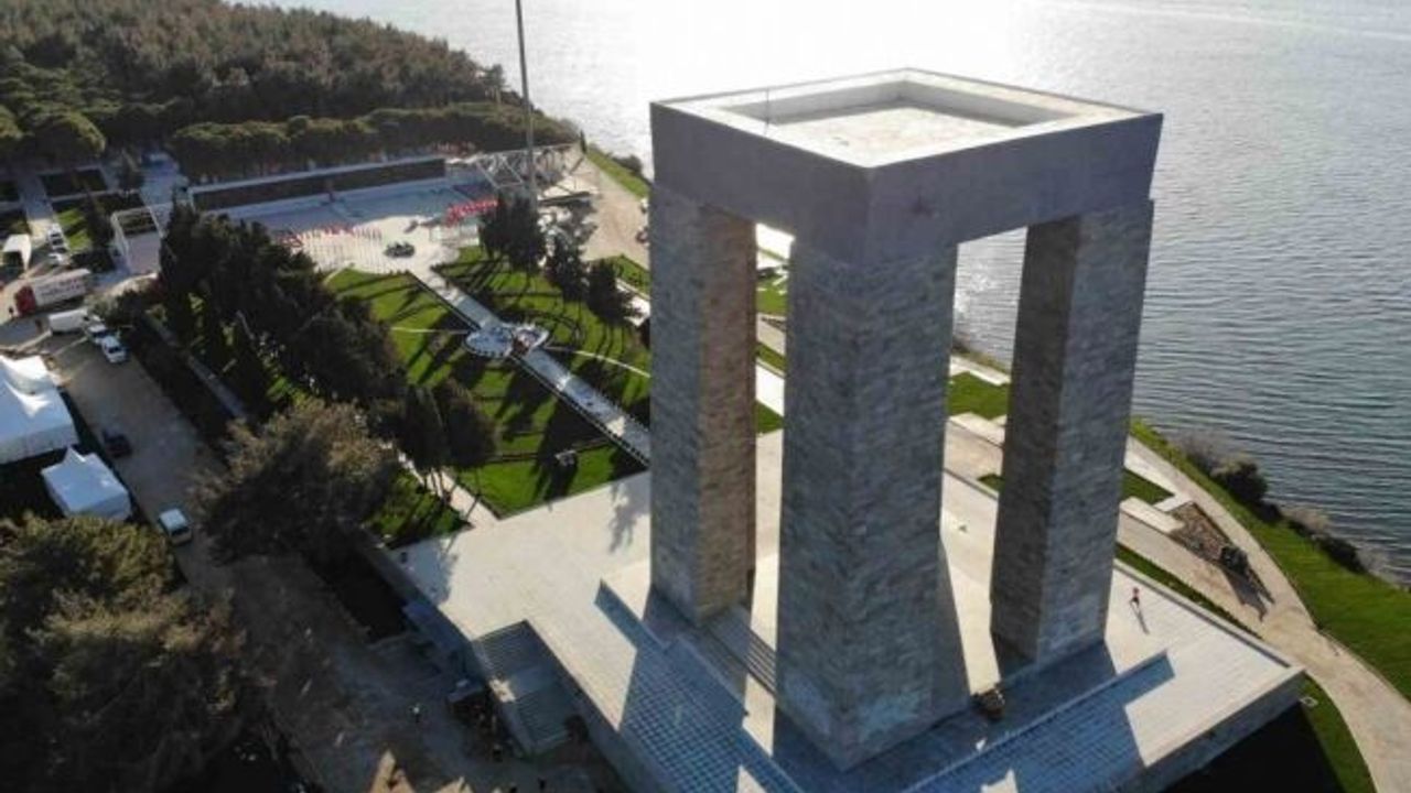 Cumhuriyet’in 100’üncü yılına hazırlanan Şehitler Abidesinde 18 Mart tören hazırlıkları devam ediyor