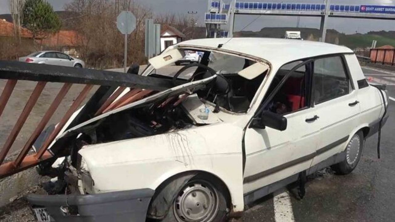 Demir korkuluğa ok gibi saplanan otomobil hurdaya döndü: Sürücü ağır yaralı