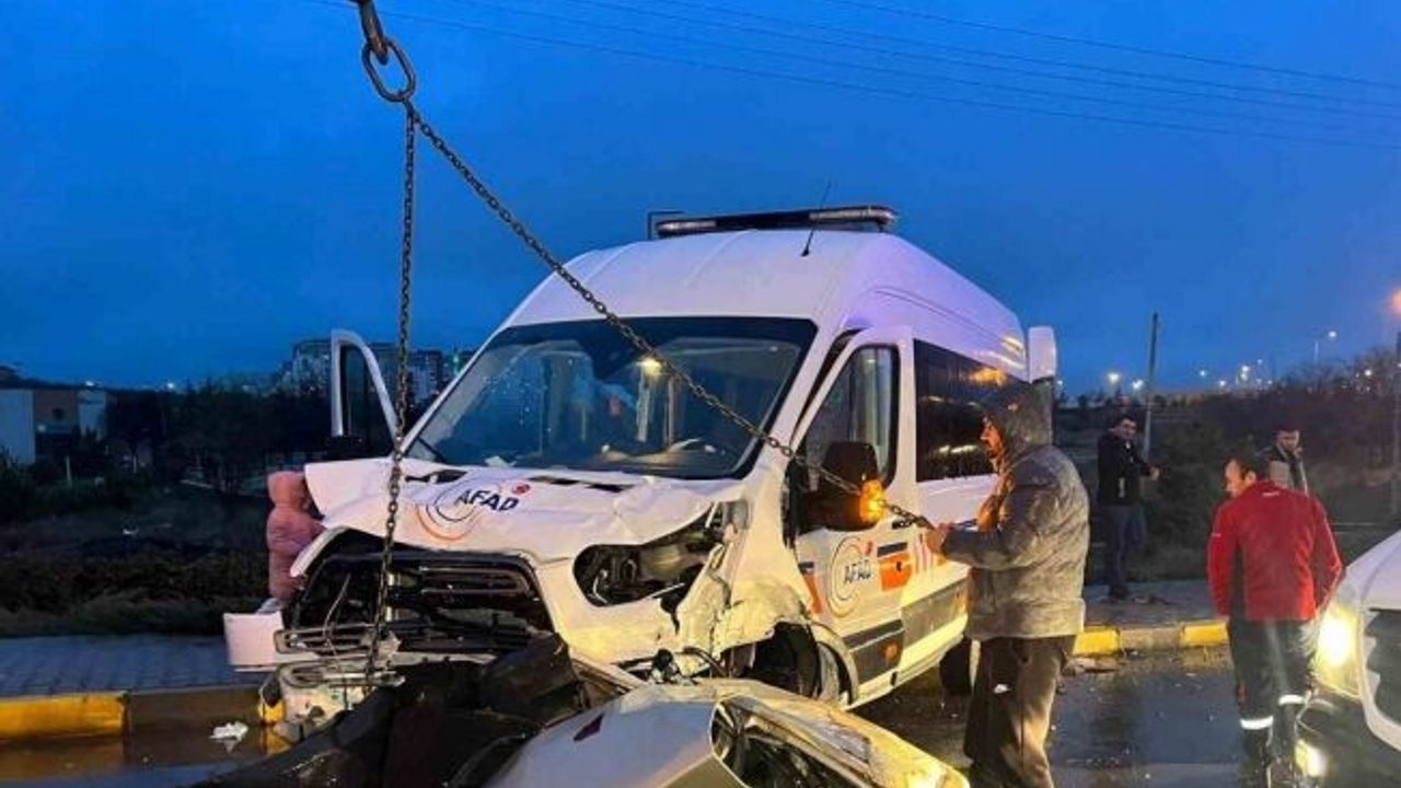 Deprem bölgesine giden AFAD aracı kaza yaptı: 1 ölü, 9 yaralı