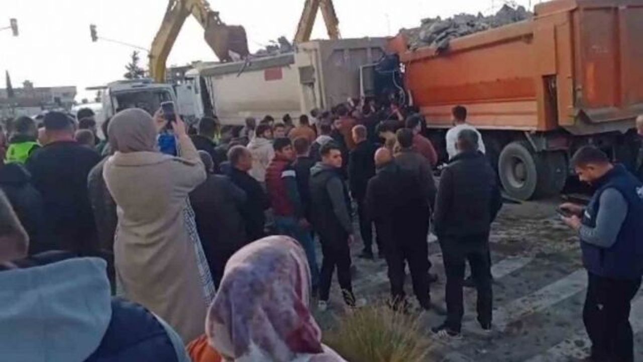 Deprem hafriyatı taşıyan kamyon kazaya neden oldu: 6 yaralı