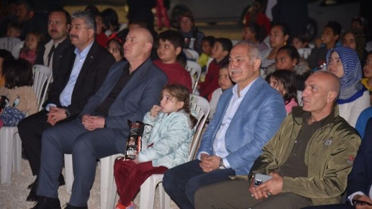 Depremzede çocuklar ve il protokolü Tosun Paşa’ filmiyle moral buldu