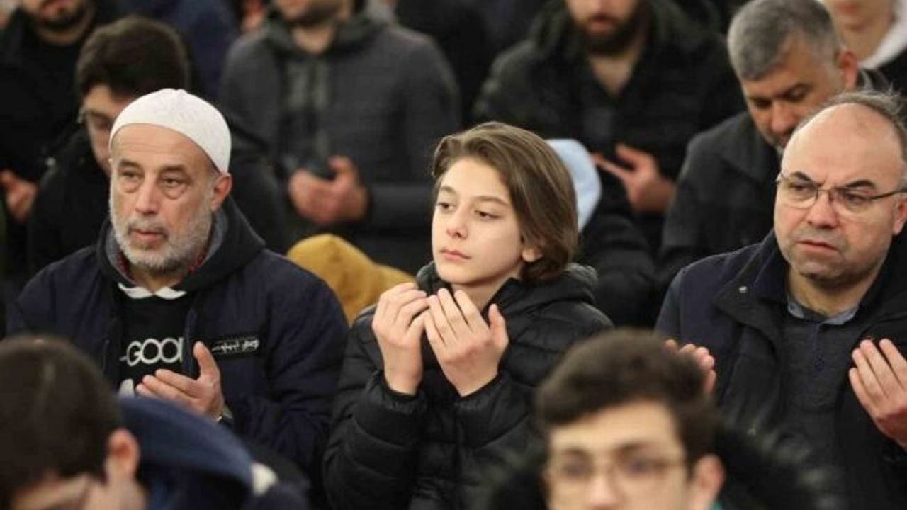 Diyanet İşleri Başkanı Erbaş imam hatipli gençlerle sabah namazında buluştu