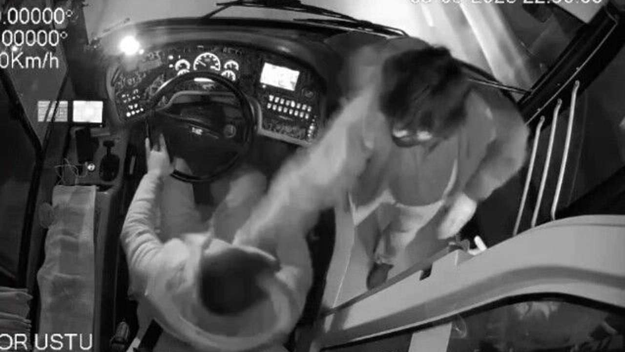 "Düğmeye bastım, durmadın" tartışmasında seyir halindeki şoföre böyle saldırdı