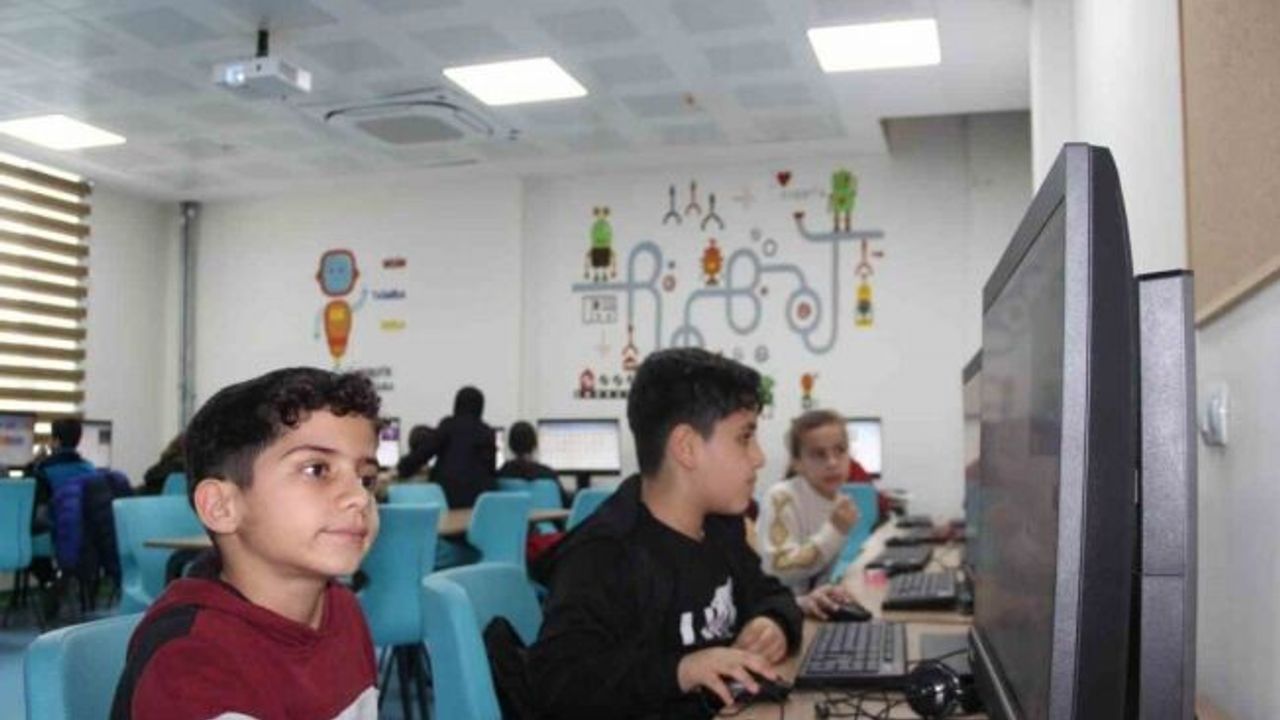 El Cezeri’nin torunları bilgisayarda kendi tasarladıkları oyunları oynuyor