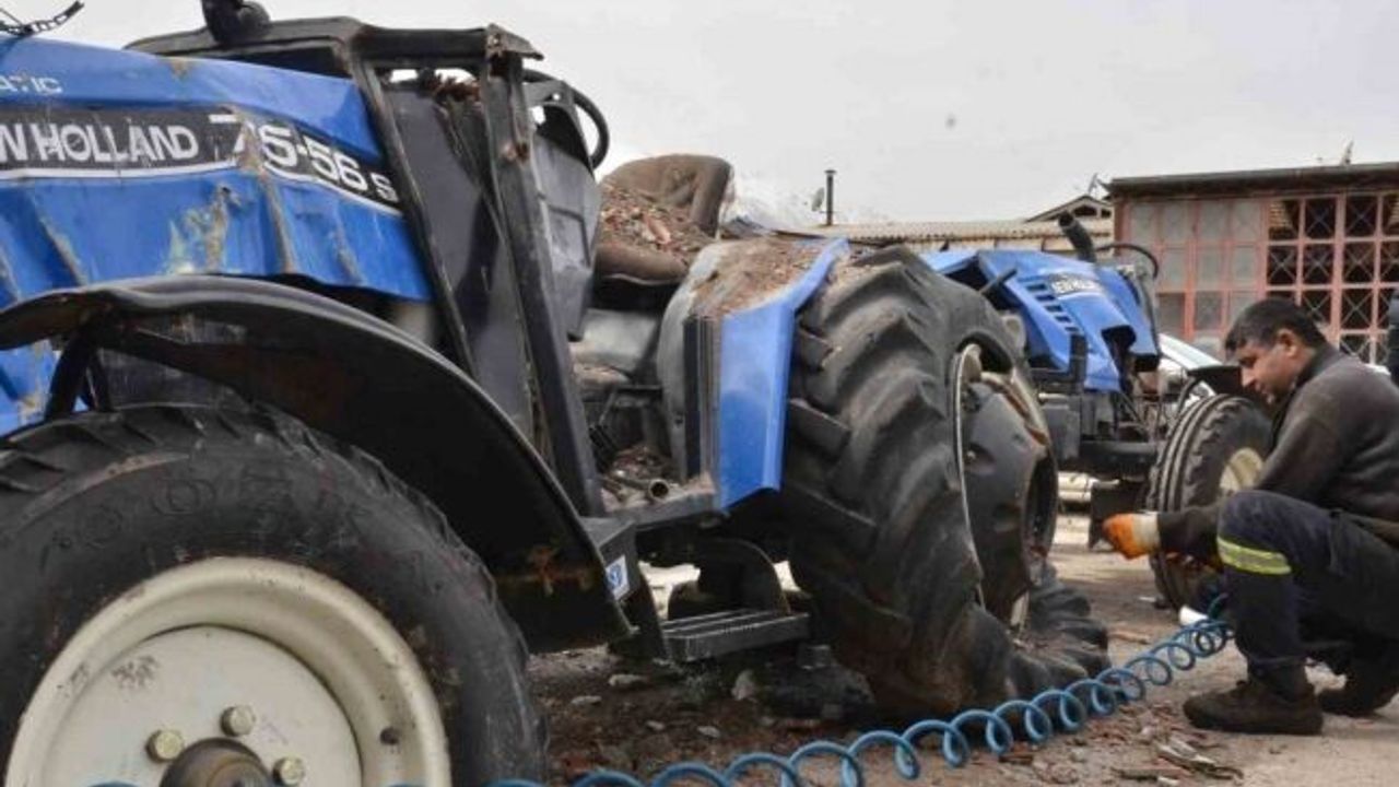 Enkaz altından çıkan traktörler, yüz binlerce liralık masrafla yeniden tarlaya dönüyor