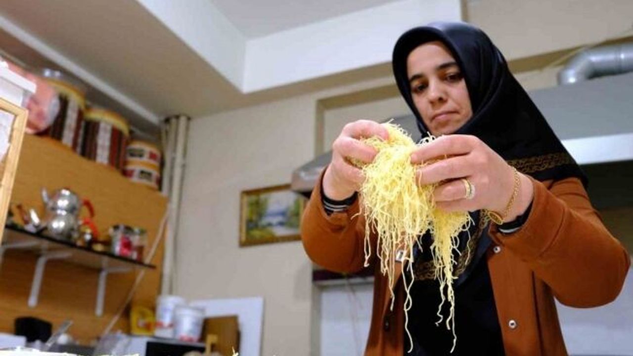 Erzincan’da iftar sofralarının vazgeçilmez lezzeti: “Kesme kadayıf tatlısı”