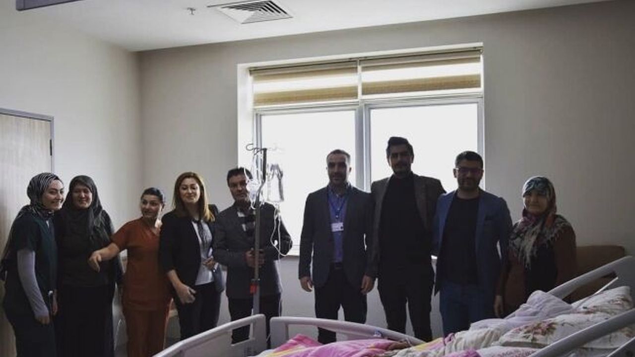 Hastane yönetimi Yaşlılar Haftası nedeniyle tedavileri devam eden yaşlıları ziyaret etti