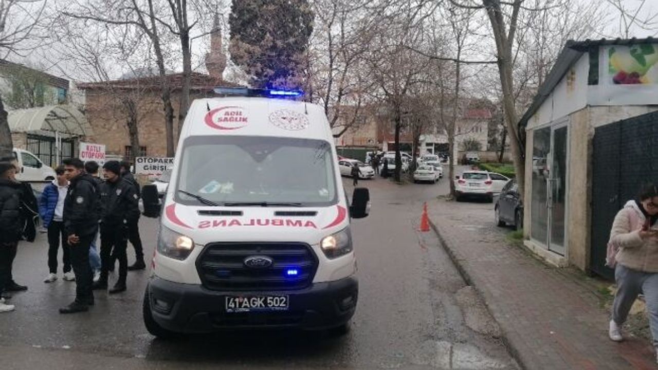 İki grup arasındaki tartışma kanlı bitti, bir kişi bıçakla yaralandı