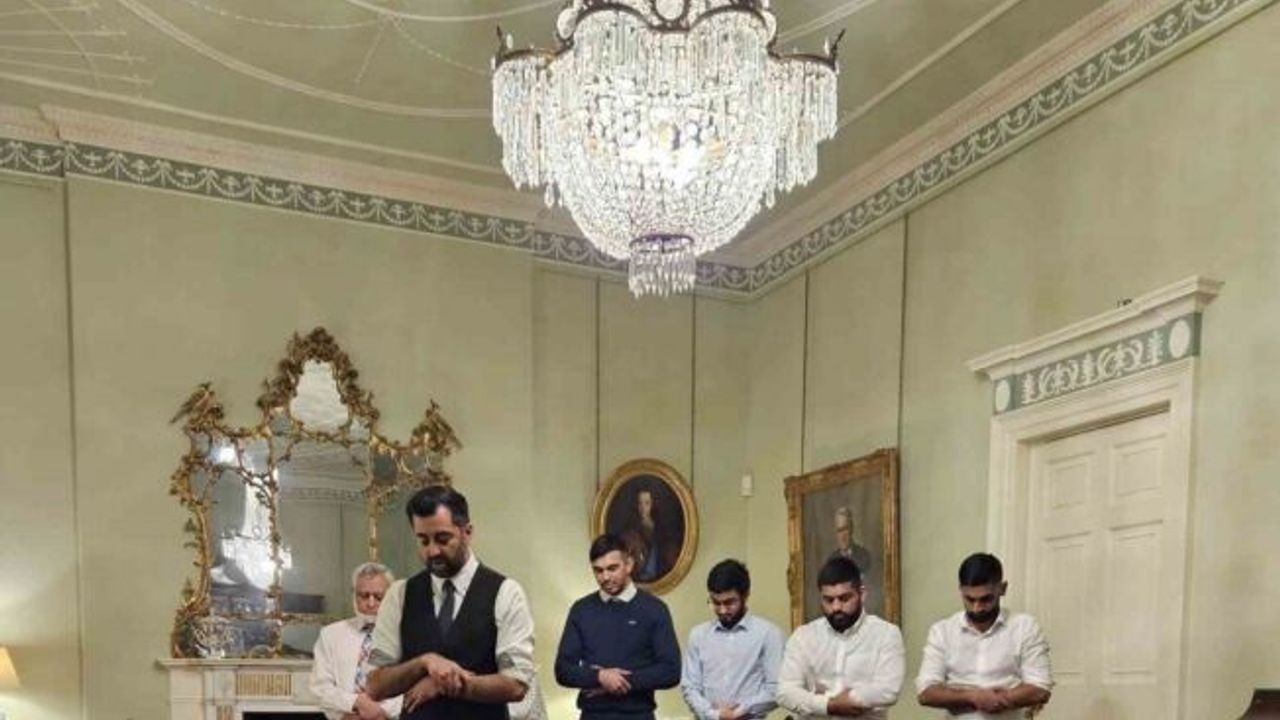 İskoçya’nın yeni başbakanı Yousaf, resmi konutunda namaz kıldırdı