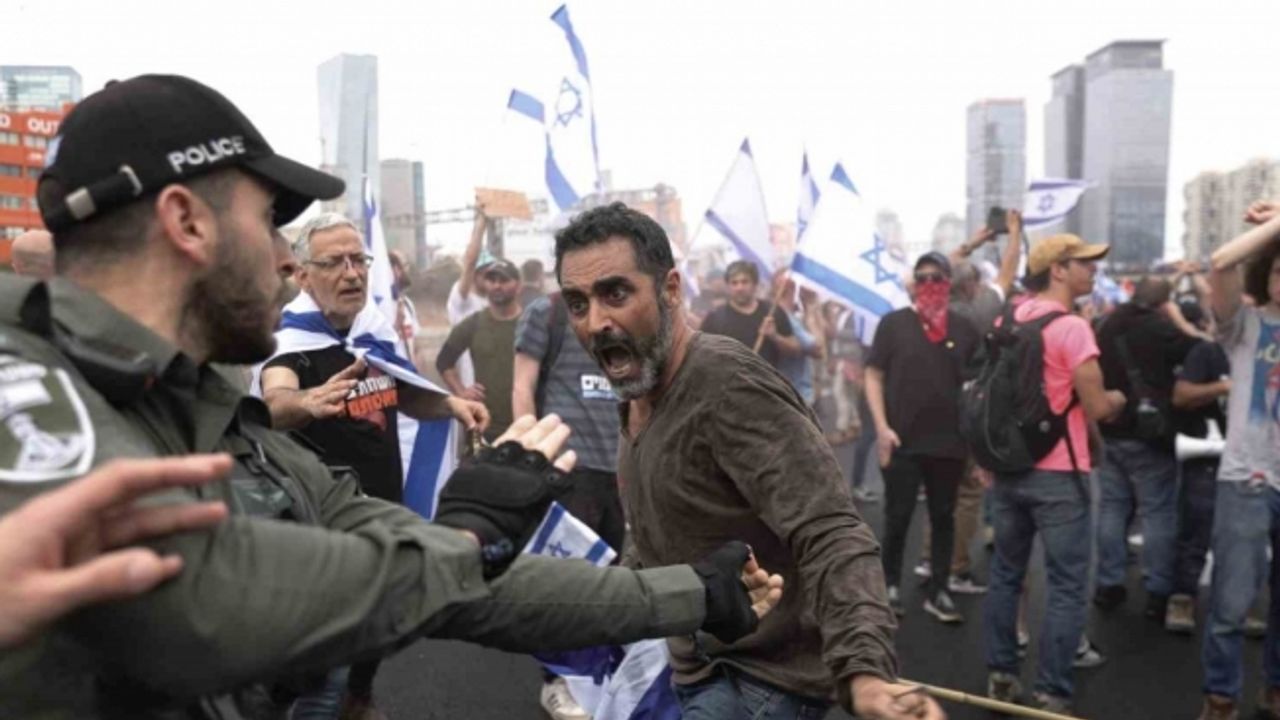 İsrail’de yargı reformu gösterilerinde yollar kapatıldı