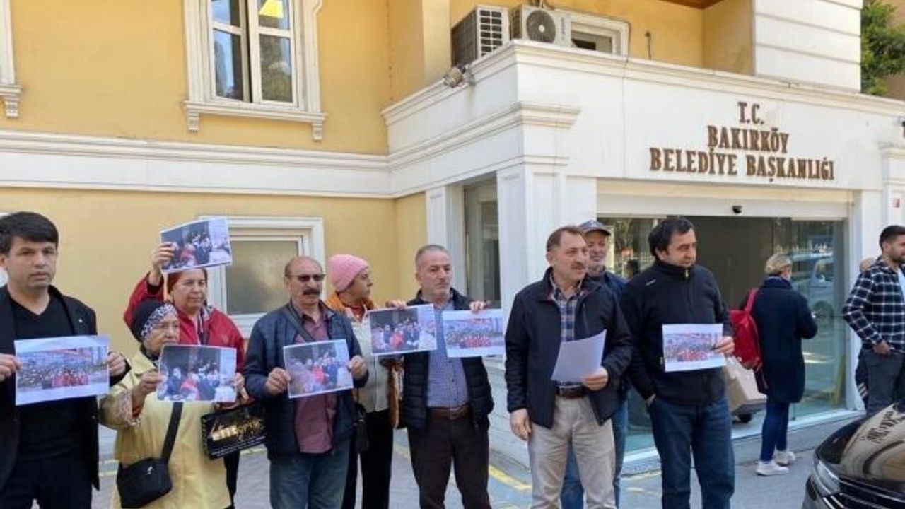 İşten çıkarıldığı iddia edilen Bakırköy Belediyesi işçileri belediye önünde eylem yaptı