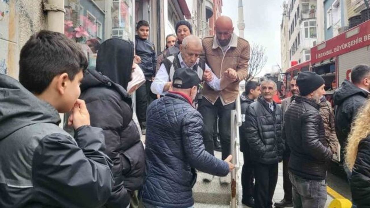 Kağıthane’deki yangında mahsur kalan yaşlı çifti vatandaşlar kurtardı