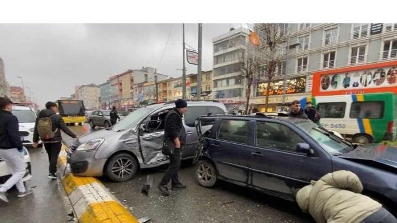 Kaza yapan taraflar tekme ve yumruklarla birbirine girdi