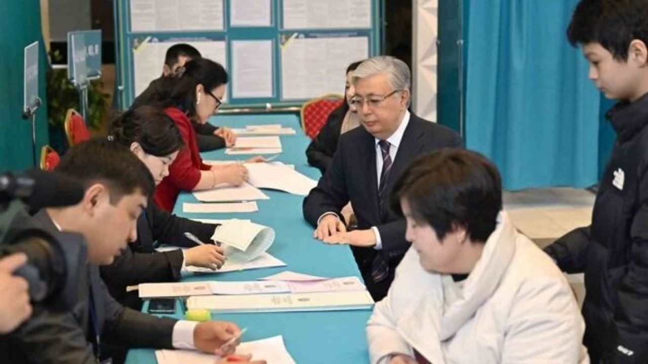 Kazakistan’da halk parlamento ve yerel meclis seçimleri için sandık başında