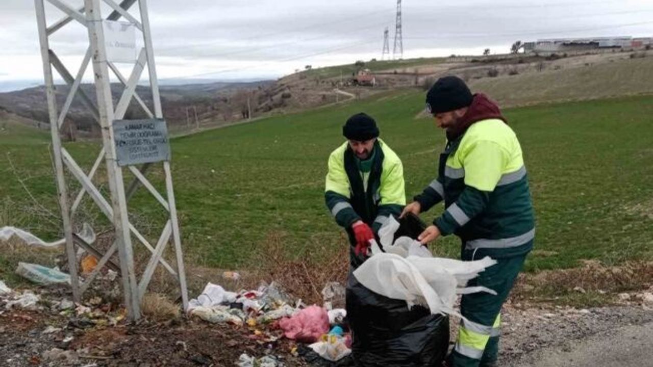 ‘Keçiören Belediyesi Doğayı Temizleme Timi’ yol kenarındaki kilolarca atığı bertaraf etti