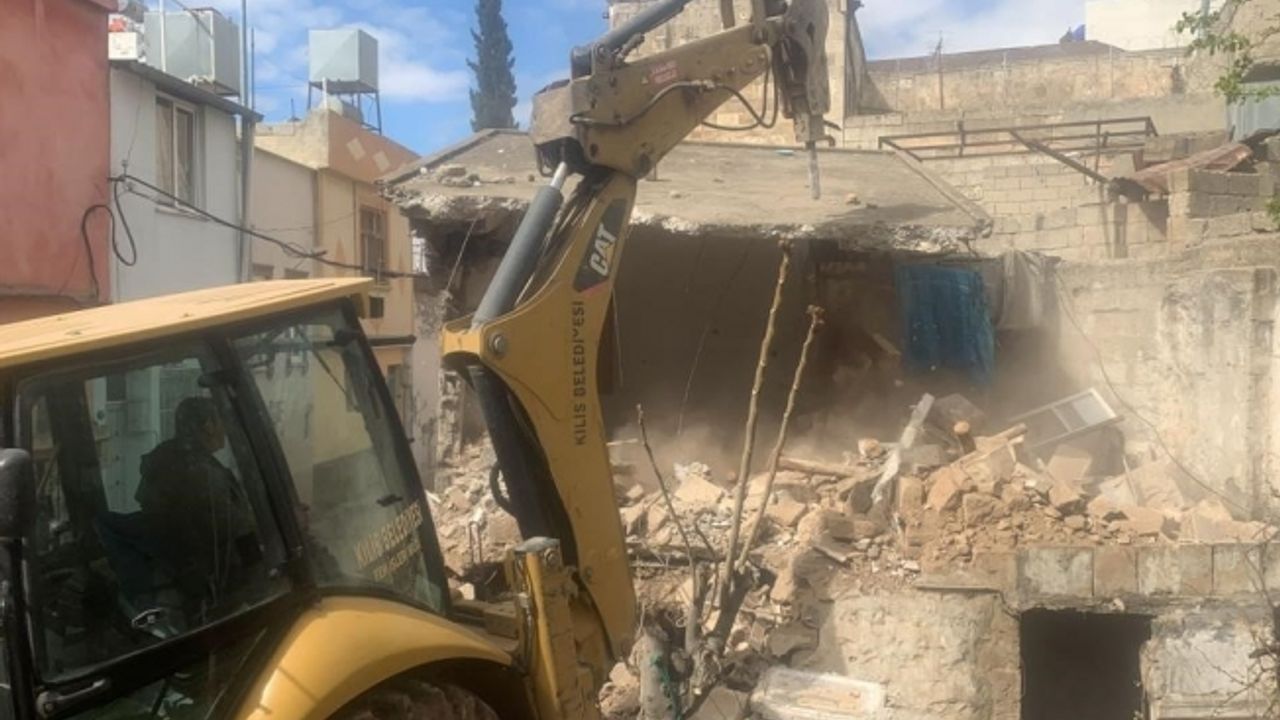 Kilis’te ağır hasarlı binaların yıkımı sürüyor