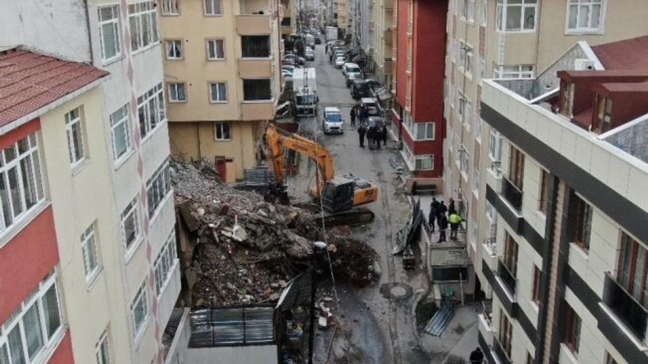 Maltepe’de yıkım esnasında göçük meydana geldi, iş makinasının bir bölümü enkazda kaldı