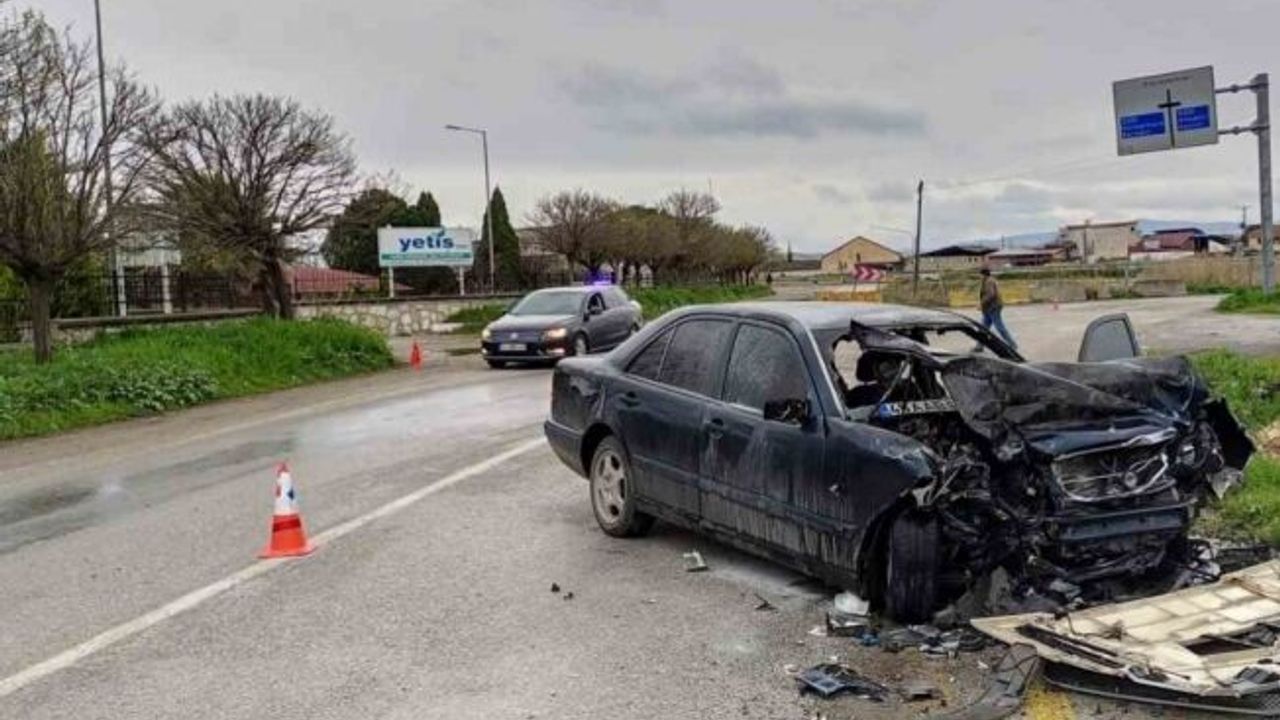 Manisa’da tır ile otomobil kafa kafaya çarpıştı: 1 ölü