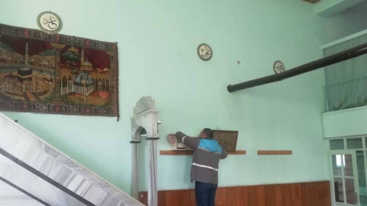 Melikgazi Belediyesi ramazan ayına özel camilerde gül suyuyla temizlik yaptı