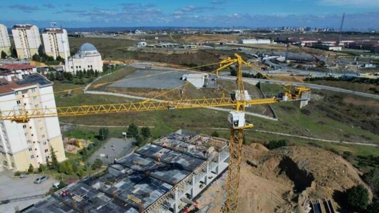 Metrelerce yükseğe tırmanarak operatörlük yapan kadın, vinci ustalıkla kullanıyor