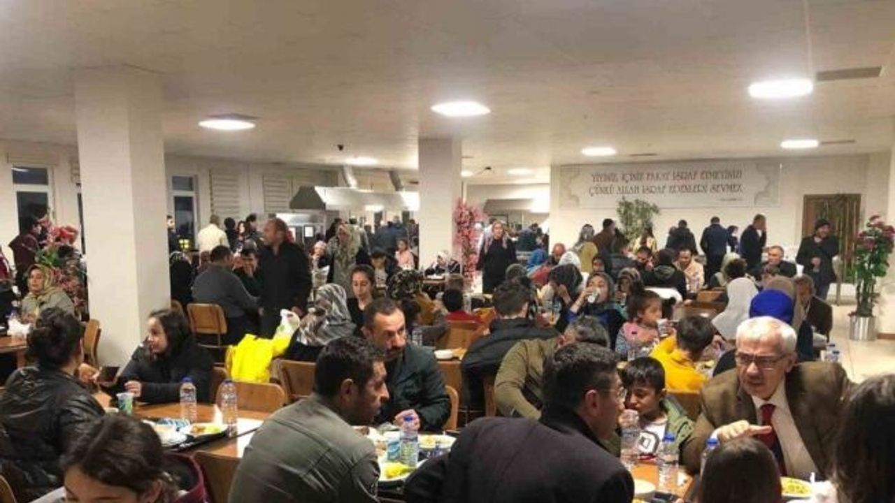 Niğde protokolü, yurtlarda kalan depremzedeler ile iftar yaptı