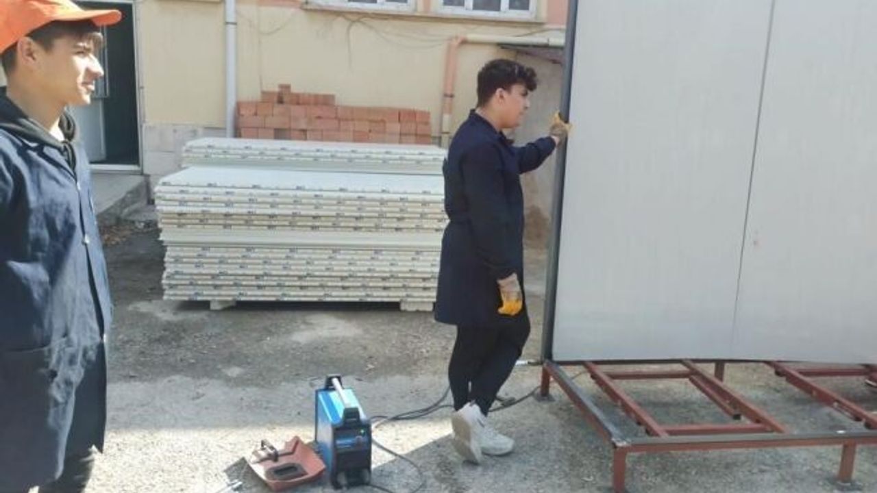 Öğrenci ve öğretmenler afet bölgesine yaptıkları 48 adet seyyar tuvalet ve duşu gönderdiler