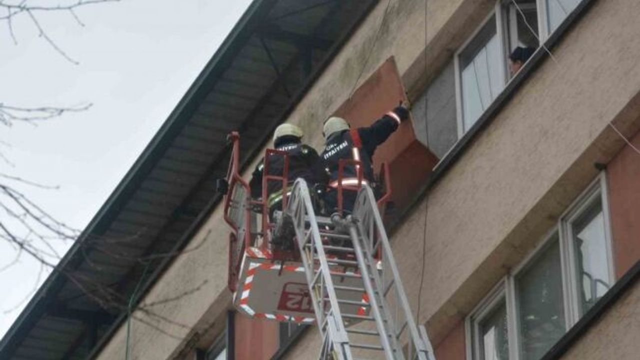 Ordu’da fırtına yüzünden dış cephe kaplaması yerinden koptu