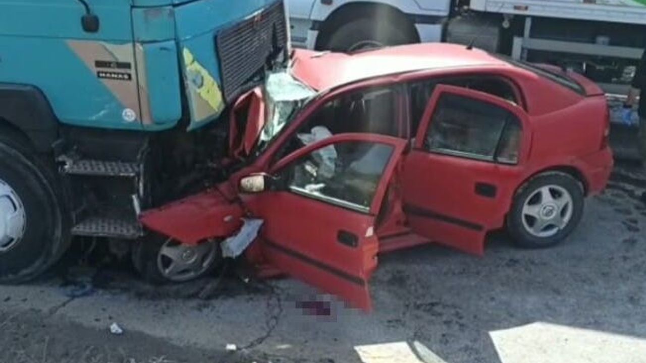 Otomobilin tırın altında kaldığı feci kazada 1 kişi hayatını kaybetti