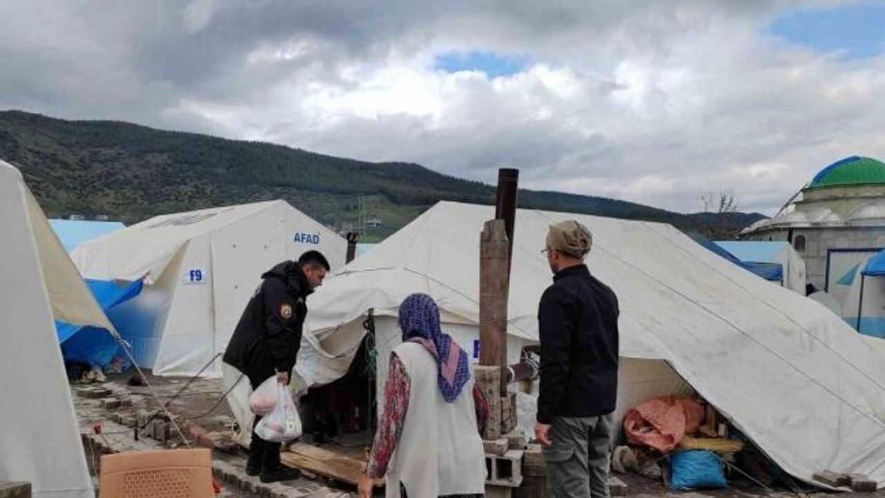Polis ekipleri çadır çadır gezip Ramazan kumanyası dağıttı