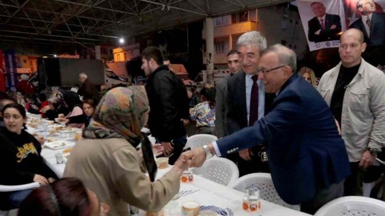 Ramazan’ın bereketi Seyhan’da kurulan iftar sofralarında paylaşılıyor