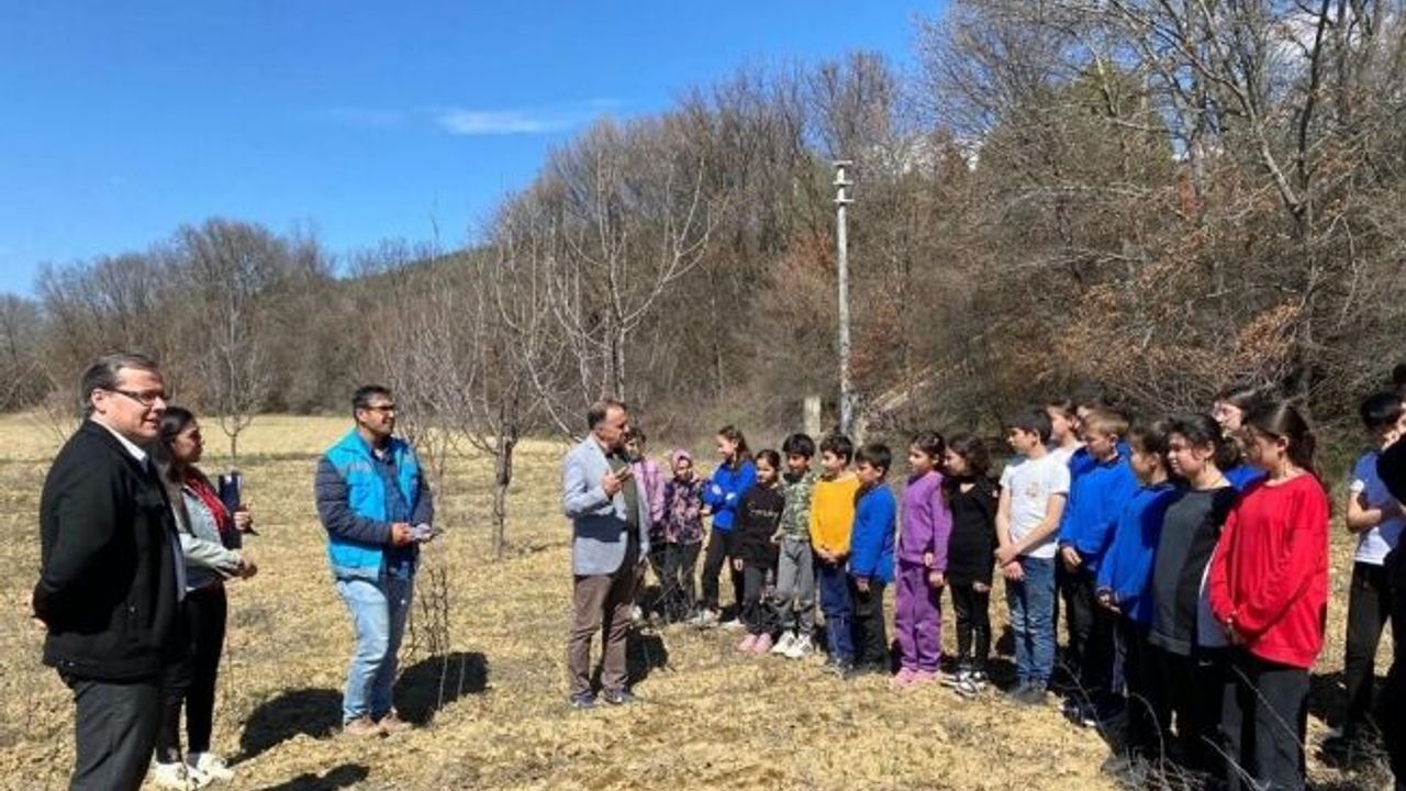 Şaphane’de ortaokul öğrencilerine meyve bahçesinde tarım eğitimi