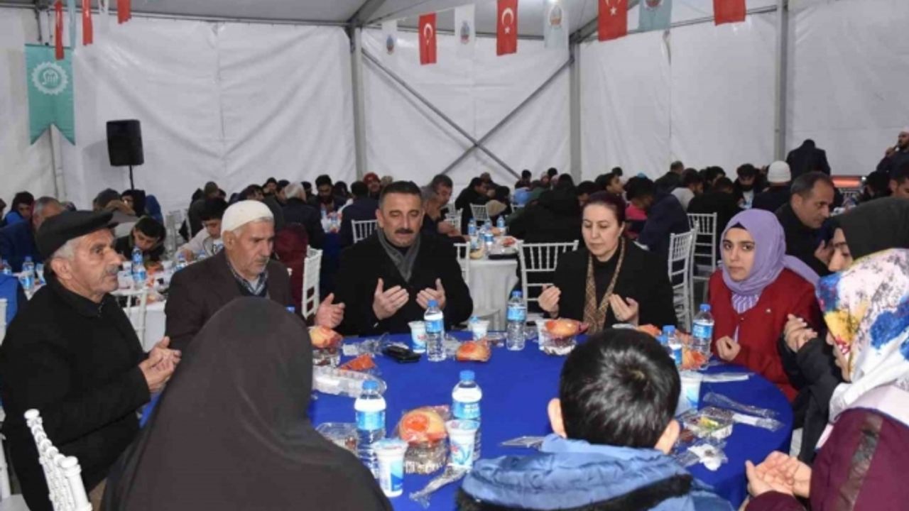 Siirt Valisi Hacıbektaşoğlu, afetzede ailelerle iftar programında buluştu