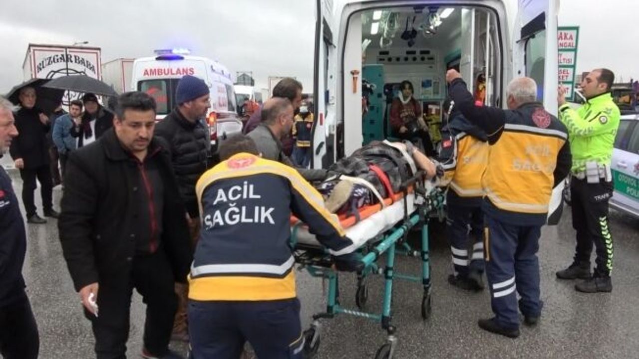 Su birikintisine dalan otomobil tıra çarptı: 3 yaralı