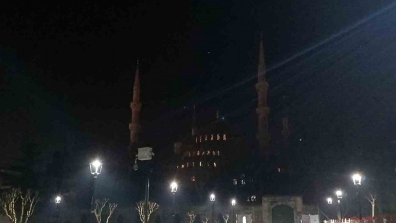 Sultanahmet Camii’nde ışıklar depremde hayatını kaybedenler için söndürüldü