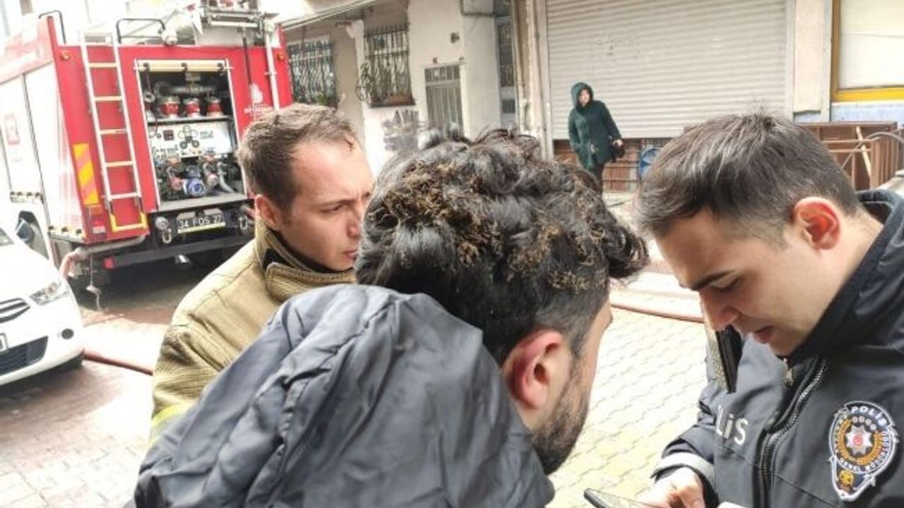 Sultangazi’de çıkan yangında mahsur kalan 1’i çocuk 3 kişi itfaiye ekipleri tarafından kurtarıldı